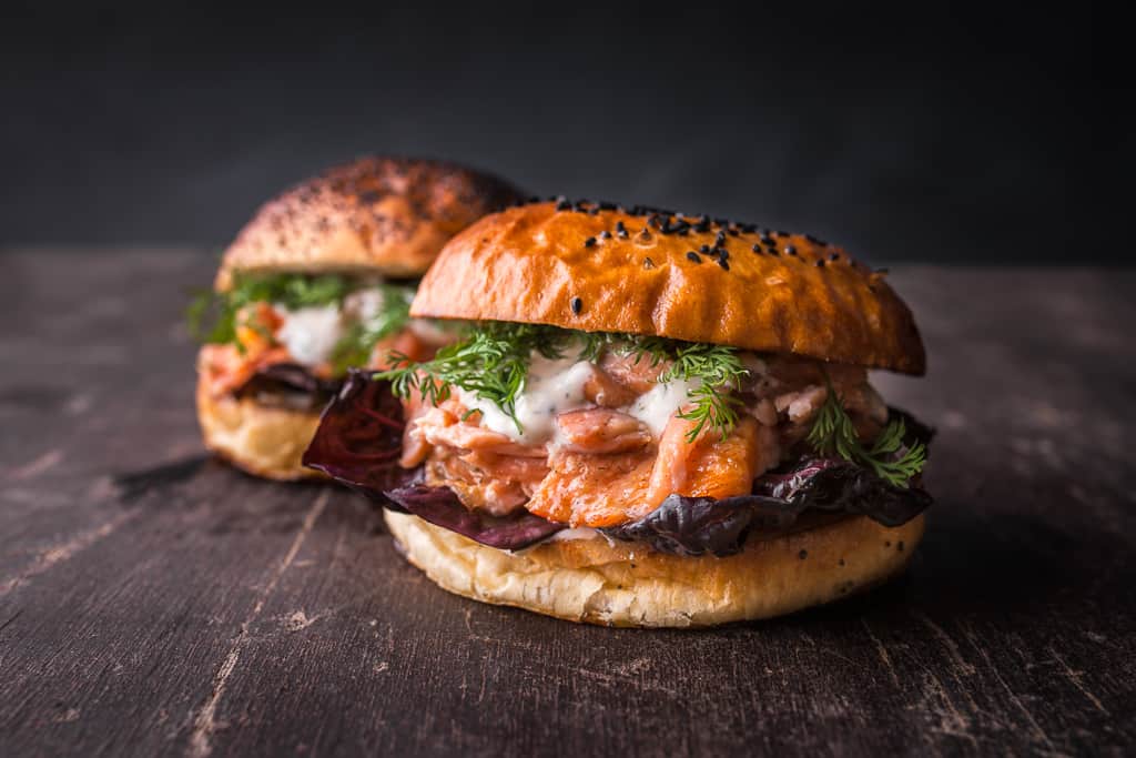 Pulled Lachs Burger mit Küstenkrusten-Creme - Ibbnbbq.de